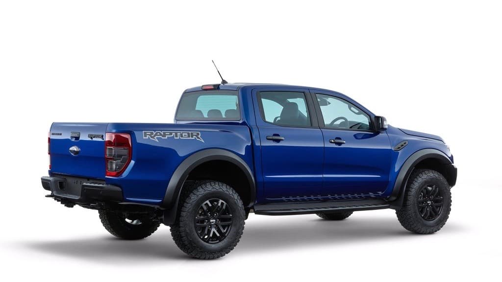 Esta Ford Ranger Raptor 
<b>utiliza unas llantas de 17 pulgadas</b> de la marca BF Goodrich All-Terrain TA Tire (P.285/70 R17). Su chasis de acero de alta resistencia y rigidez superior, está diseñado para soportar impactos de gran dureza. Está completamente reforzada y preparada para la aventura con brazos de suspensión y trapecios fabricados en aluminio forjado para durabilidad a largo plazo y un protector de cárter de chapa de acero de 2.3 mm de grosor.
