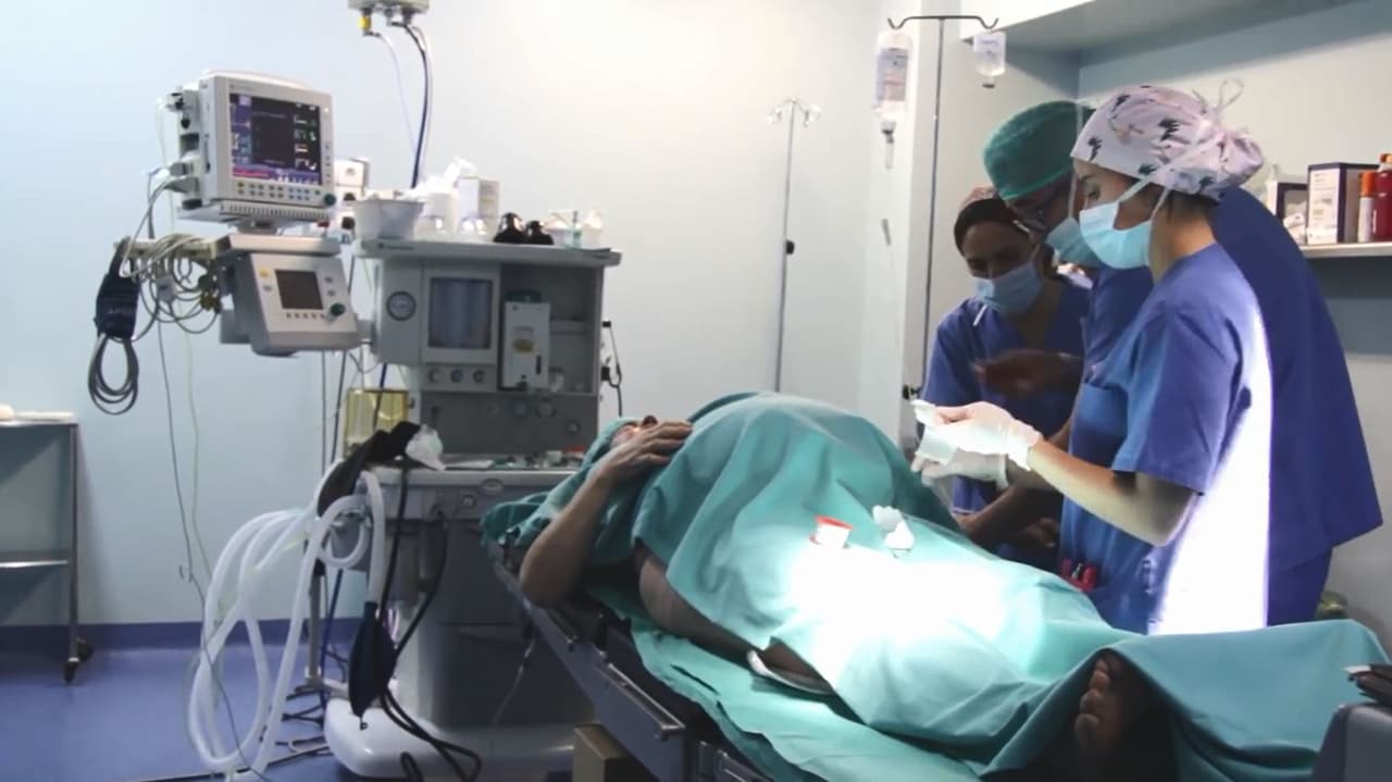 Una mujer de 64 años dio a luz gemelos reabriendo el debate de la maternidad a avanzada edad