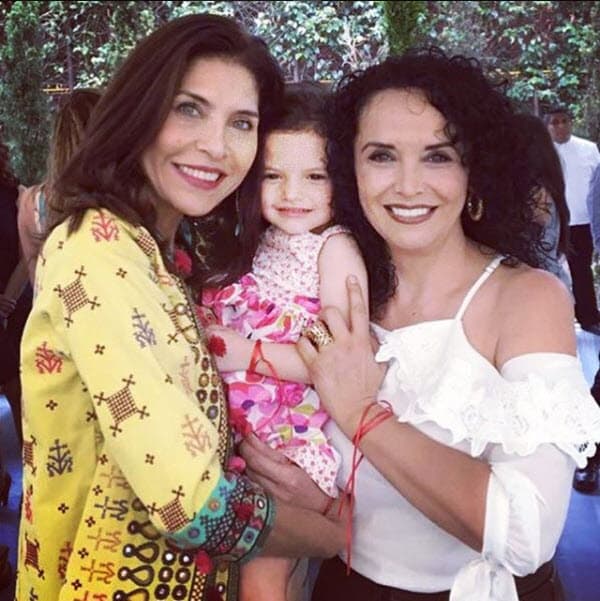 <b>Luciana </b>acompaña a 
<b>Rojas</b> a varios eventos y reuniones con sus amigos, como con 
<b><a href="https://www.univision.com/programas/series/lorena-meritano-libra-al-cancer-y-regresa-a-la-television">Lola Meritano</a></b>.