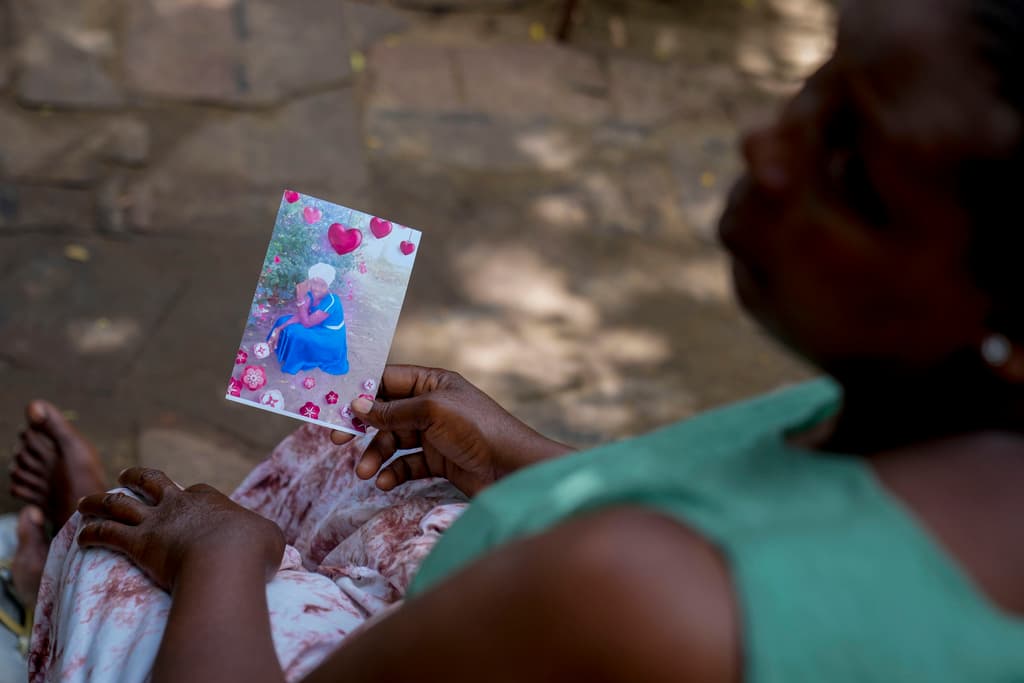 Priscillar Riziki muestra una foto de su hija Lorine, cuyo cuerpo aún no ha aparecido pero se presume como muerta.