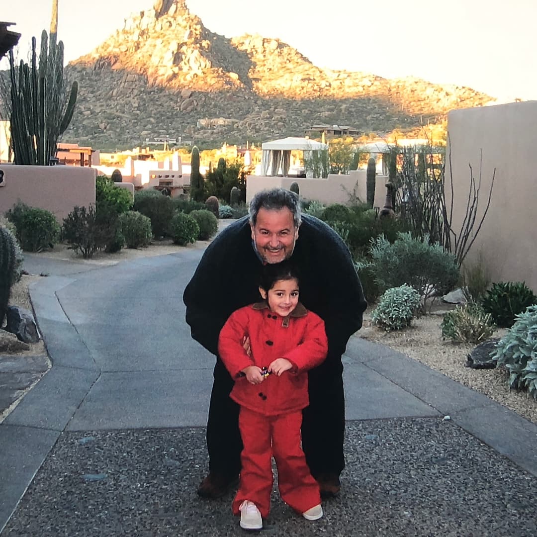 Mía cumplió 18 años este 26 de abril, por lo que el presentador compartió una serie de fotografías de su infancia en su cuenta de Instagram.