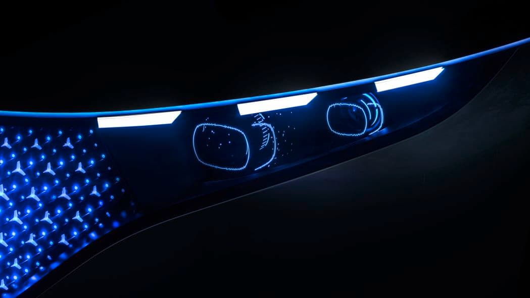 El mejor espectáculo lo dan sus faros digitales. Cada unidad cuenta con cuatro módulos de lente holográfico que giran a más de 2,000 rpm. Tal rotación hace que el ojo humano lo perciba como una imagen estática.