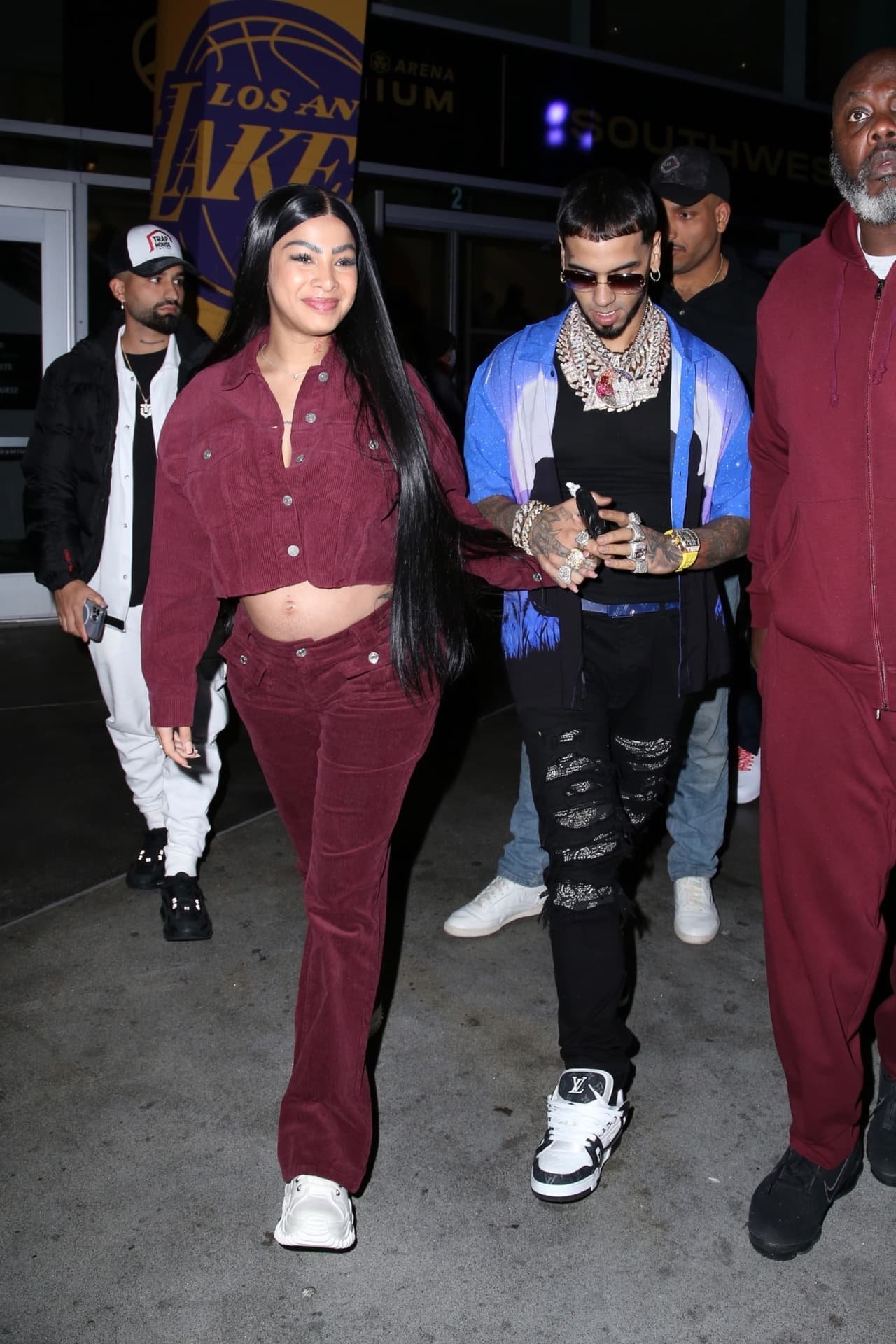 La intérprete de 'Si tú me busca' no dejó de sonreír a las cámaras que los asediaban a su salida del encuentro deportivo.
<br>