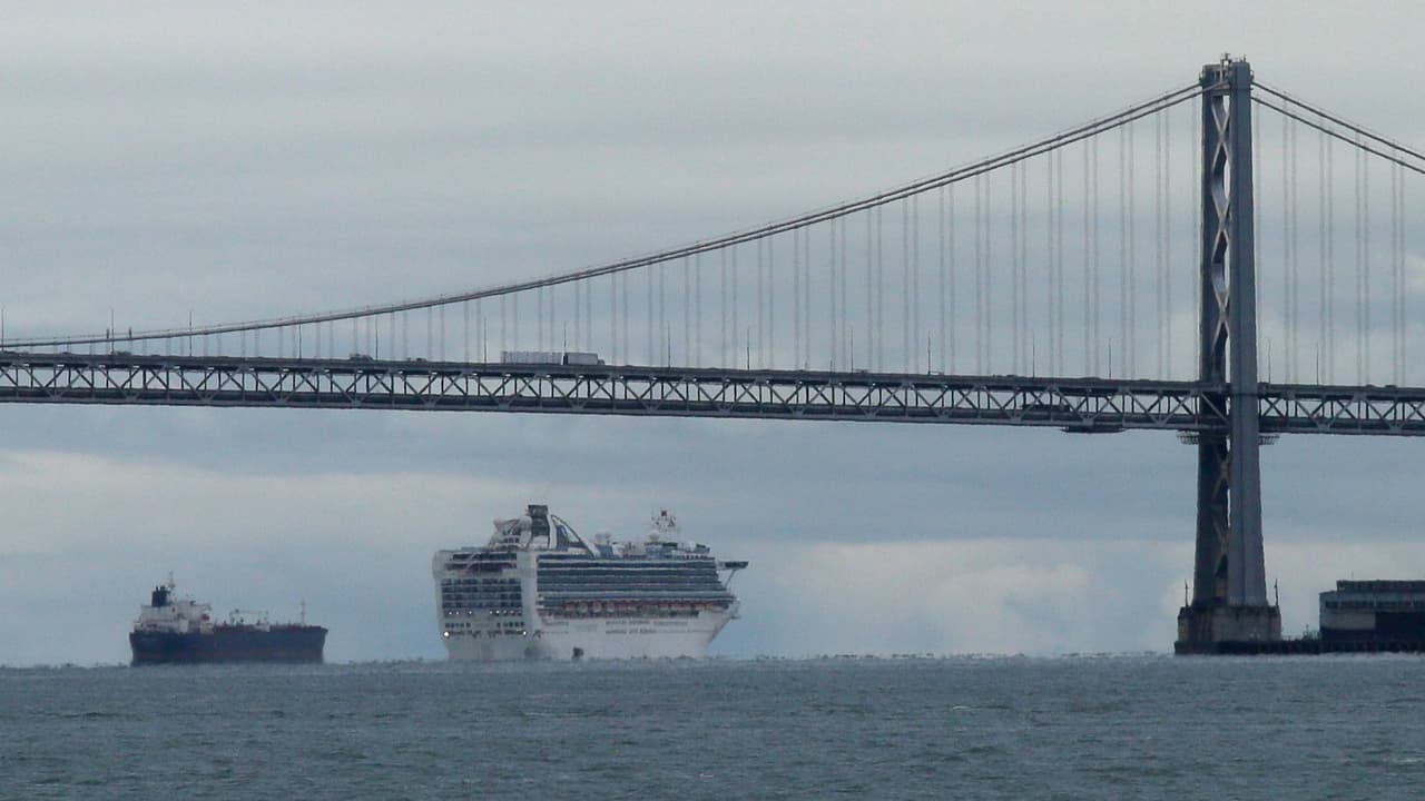 El crucero Grand Princess deja el puerto de Oakland y es anclado en la Bahía de San Francisco