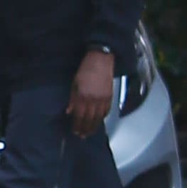 Además de su desconcertante atuendo de ese día, el rapero 
<b><a href="https://www.univision.com/famosos/kanye-west-anillo-de-bodas-divorcio-kim-kardashian-dj-khaled" target="_blank">apareció sin su anillo de bodas </a></b>de Kim Kardashian. 
<br>