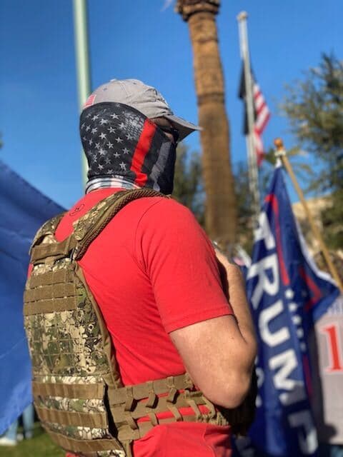 Un grupo de personas protestan por los resultados de las elecciones a días de que se posesione el presidente electo Joe Biden.