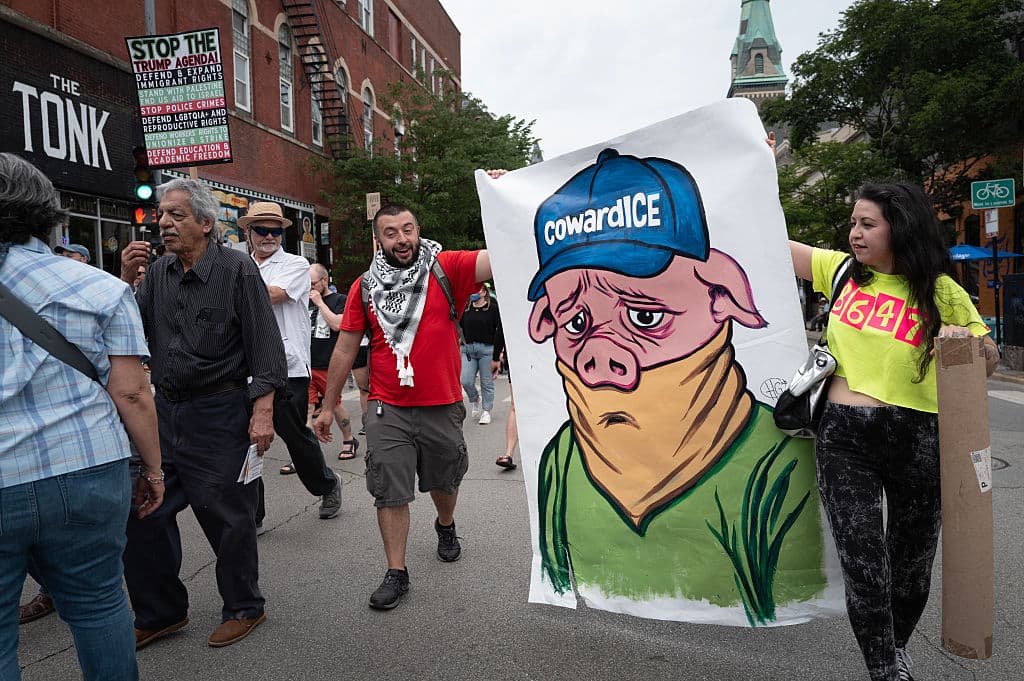 Los organizadores afirmaron que esta marcha fue planeada antes de las recientes redadas de ICE en Los Ángeles. El objetivo inicial era mostrar su apoyo y exigir
<b>que se respeten los derechos de los inmigrantes</b>, especialmente después de
<b><a href="https://www.univision.com/local/chicago-wgbo/cronologia-del-caotico-dia-que-se-vivio-por-los-arrestos-de-ice-en-chicago-tenian-armas-video" target="_blank">lo ocurrido el pasado miércoles 4 de junio, en el vecindario de South Loop</a></b>.