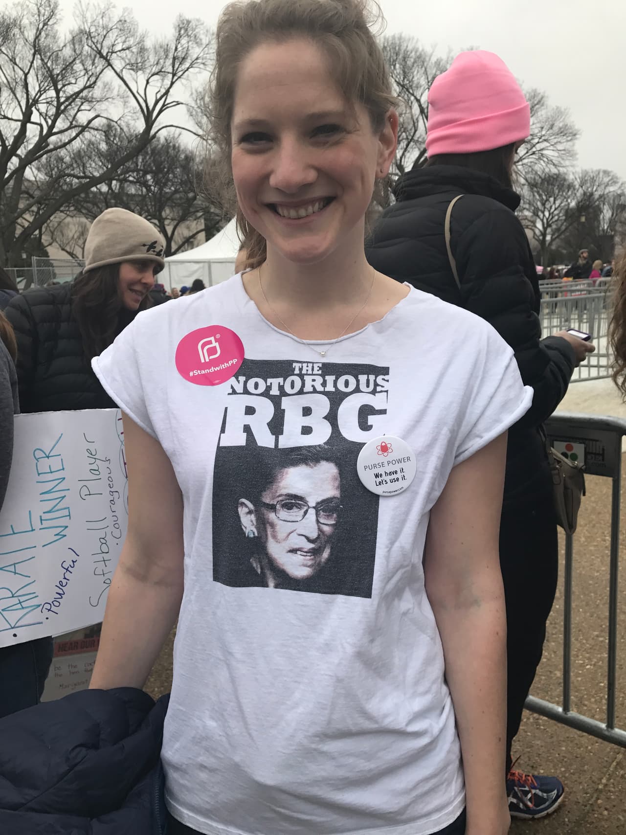 Mariel Mcleod con su camiseta dedicada a la jueza en la marcha.