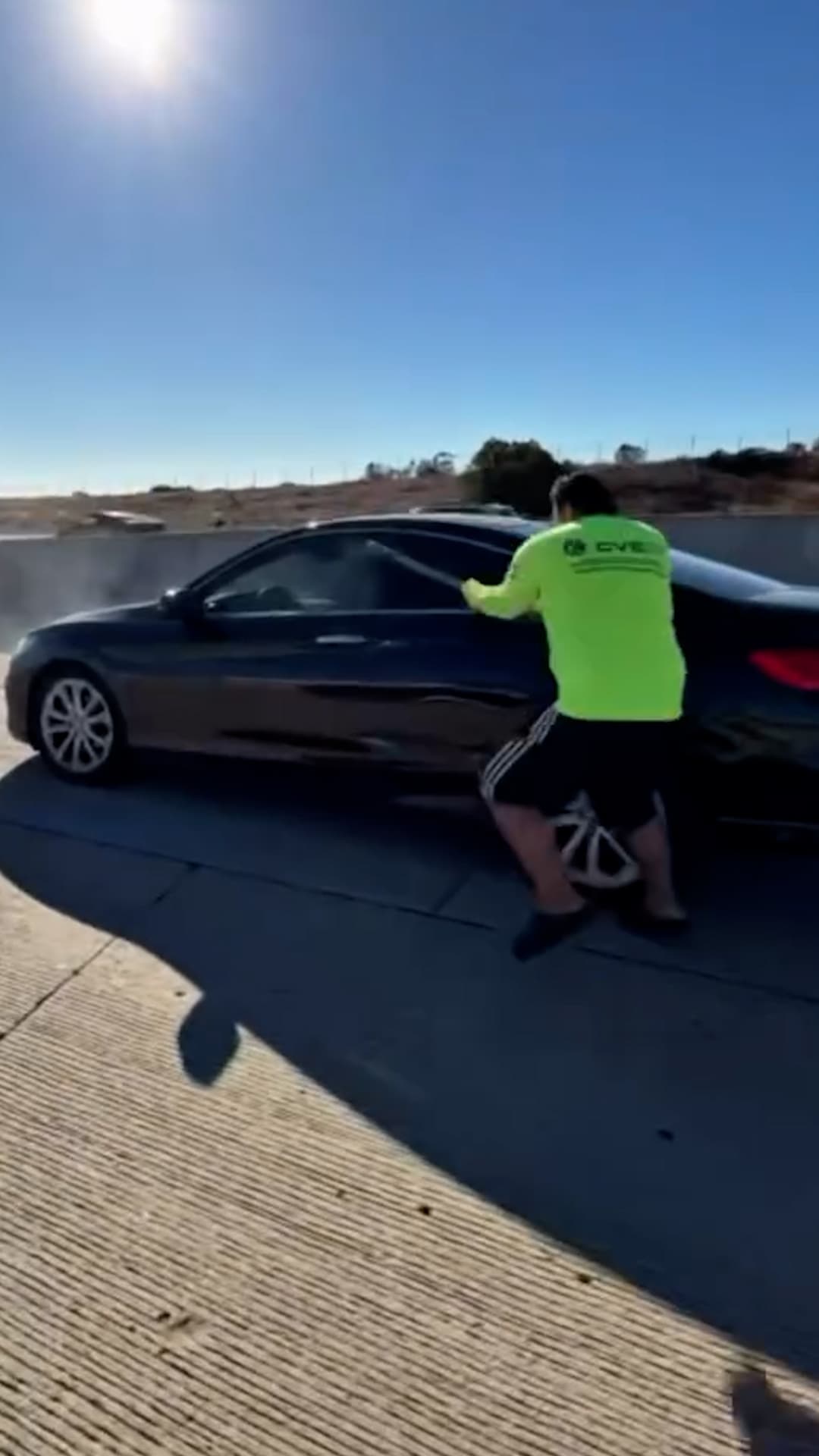 Choca varias veces hasta que lo obligan a bajar del auto