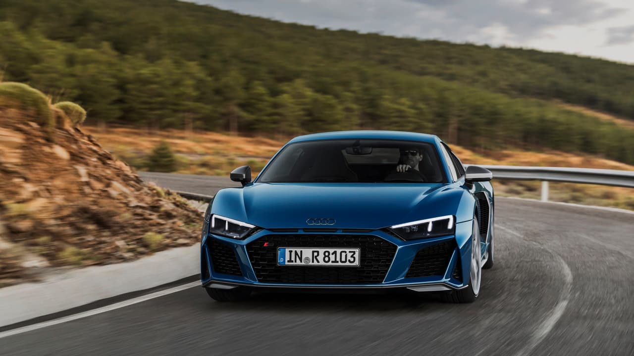 A fin de sacar el mayor provecho posible de las nuevas ganancias en potencia, el Audi R8 2019 ve sus suspensión y su sistema de dirección recalibrados. El recalibraje de la dirección afecta tanto al sistema regular como a la dirección dinámica opcional.