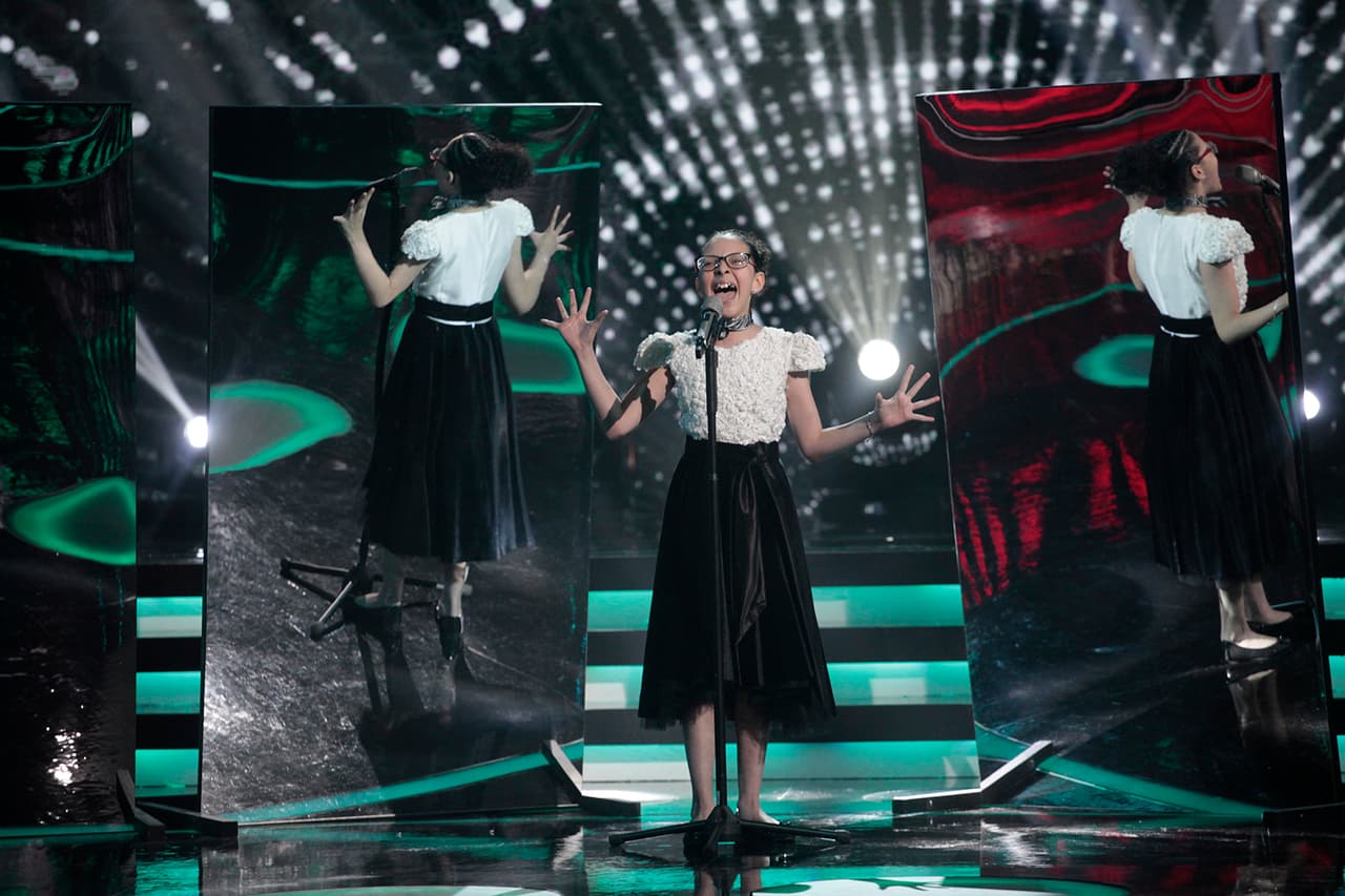 Taisia fue la última cantante en responder al reto de Miguel Bosé. A la competidora del escuadrón de 'Mateo y los Supersabios' le tocó la popular canción de Celine Dion, 'All By Myself'. Una vez más los jueces celebraron su increíble voz calificándola con 10.