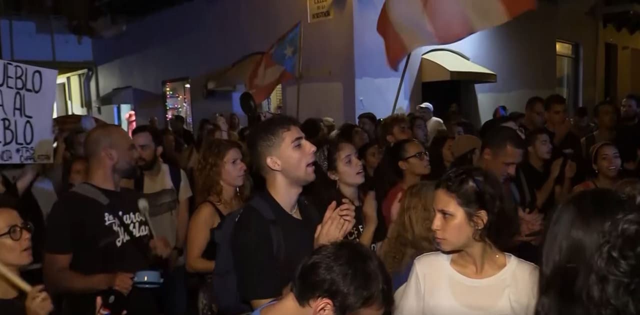 Tras la divulgación del almacén a través de una transmisión en directo de un ciudadano en Facebook, 
<a href="https://www.univision.com/local/puerto-rico-wlii/gobernadora-de-puerto-rico-despide-a-carlos-acevedo-tras-escandalo-de-presunto-desperdicio-de-suministros">la gobernadora despidió al comisionado del Negociado para el Manejo de Emergencias y Administración de Desastres</a> (NMEAD) Carlos Acevedo.