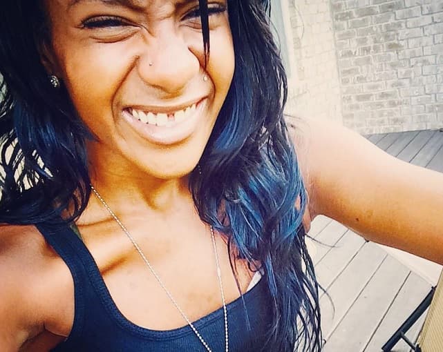 La joven creció en un entorno familiar muy complicado y como consecuencia, se hizo adicta a algunas sustancias prohibidas.