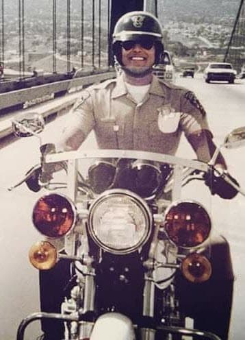 Erik Estrada saltó a la fama en la década de 1970 gracias a la serie policiaca 'Chips, patrulla motorizada'. El agente Francis Llewellyn 'Ponch' Poncherello era valiente y muy atractivo, así que de inmediato conquistó al público.