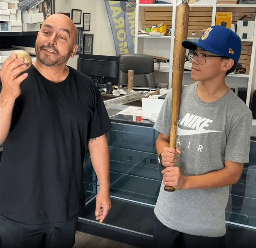 "Una vez cuando ya pasó el truene, mi morro (L'Rey) me dice: 'Y luego, cómo te vas a quitar ahí'; y luego ya, le digo: '¿Tú cómo te lo quitarías? (En respuesta) agarró el marcador (borroneó la zona) y le tomé una foto y me la llevé al día del tatuaje", recordó.