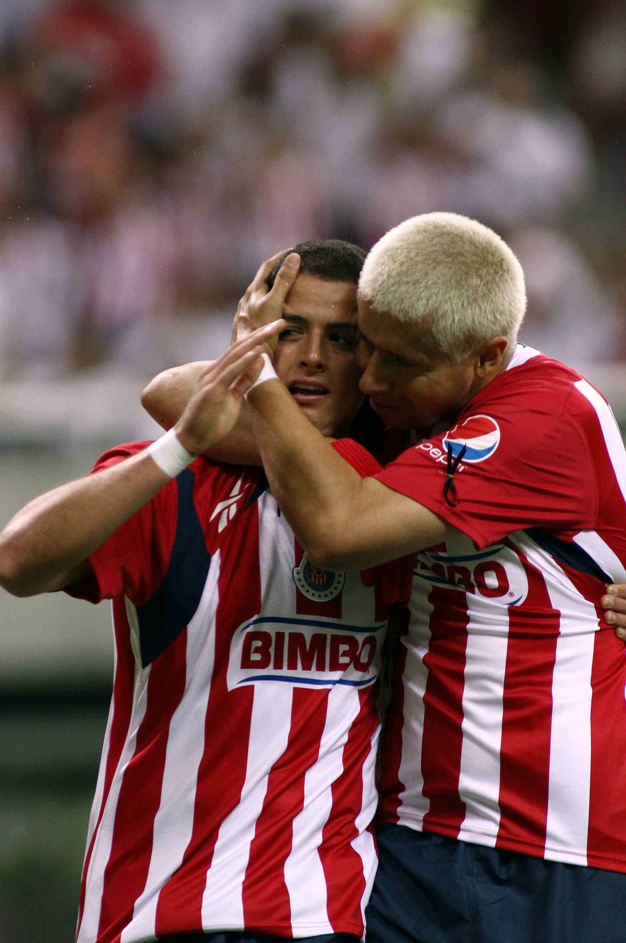 Javier Hernández anotó el primer gol en la historia del Estadio Chivas.