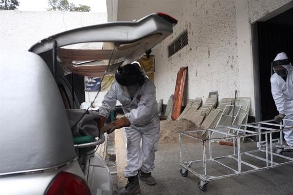 "Familias no aceptan que debe ser muy diferente a lo tradicional": la nueva realidad de las funerarias por el coronavirus