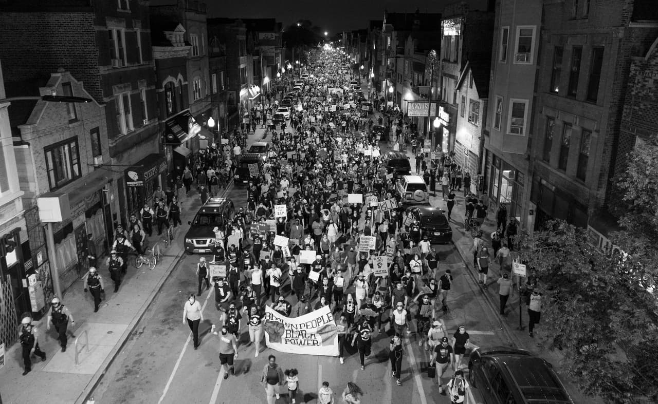 Un grupo de mujeres latinas organizaron la marcha llamada "Black and Brown Unity March" el 2 y el 3 de junio. La manifestación pacífca buscó mostrar solidaridad con el movimiento "Black Lives Matter" de parte de la comunidad latina del sur de Chicago.
