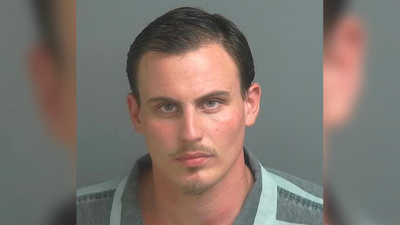 Clayton Doyle Pieri, 27 años. Mide 6 pies de estatura, pesa 206 libras. Cabello castaño, ojos azules. Enfrenta cargos de asalto con agravantes con un arma mortal. Último domicilio conocido: State Hwy 98, New Boston, Texas.