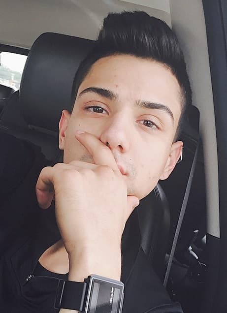 Y por qué no, una que otra selfie en donde se muestre pensativo y reflexivo.