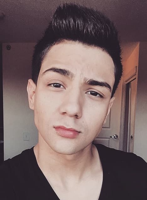 Las selfies con carita de seductor son muy comunes en sus redes sociales.