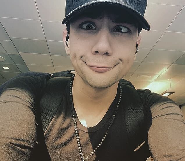 Le fascina hacer cara de pato, y sus fans se fascinan con estos detallitos.