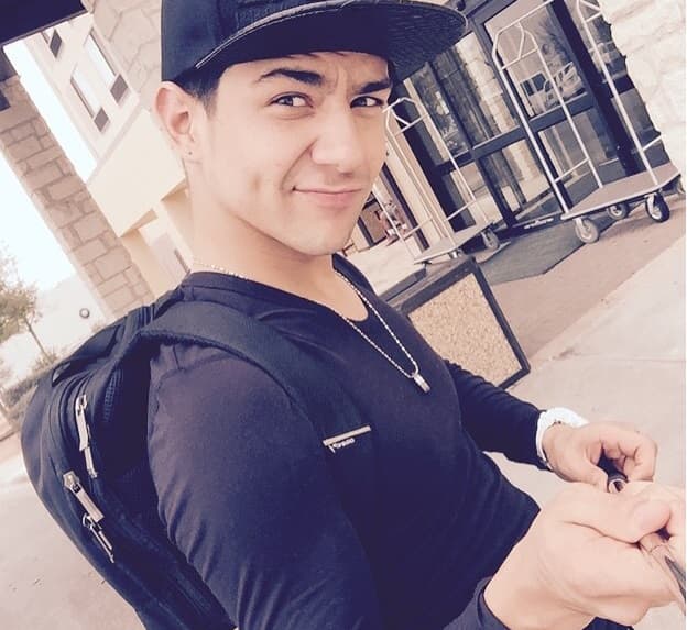 Tan fanático de tomarse fotos se ha vuelto, que ya hasta tiene su porpio selfie stick.