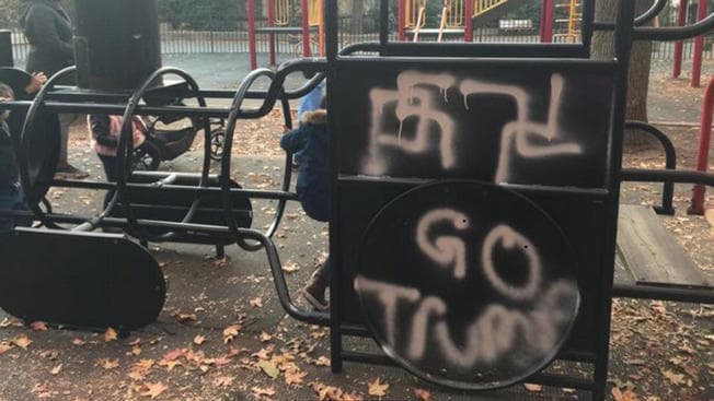 Un grafitti de una esvástica y las palabras "Go Trump" (Vamos Trump) apareció el viernes 18 de noviembre en el parque infantil Adam Yauch Park de Brooklyn, dedicado al miembro de la banda The Beastie Boys. Este incidente causó el repudio de los vecinos del barrio, que se manifestaron el siguiente fin de semana en contra de los incidentes de odio. 
<a href="http://www.slate.com/blogs/the_slatest/2016/11/19/brooklyn_adam_yauch_park_defaced_with_swastikas_pro_trump_graffiti.html">Reportado por Slate. </a>Confirmado por Storyful.