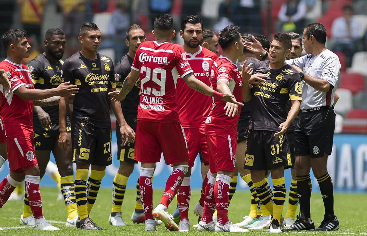 El final del partido fue accidentado por los reclamos al árbitro José Alfredo Peñalosa por anular una jugada de gol de Emanuel Loechsbor, lo cual hubiera significado el empate para Morelia al minuto 90.
