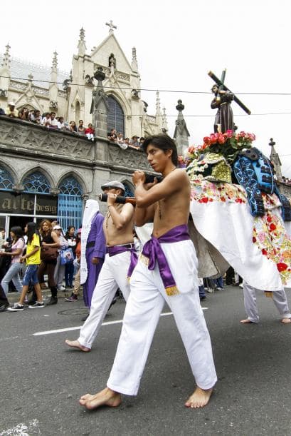 Las romerías o peregrinaciones derivadas de la tradición religiosa, también son de origen español. En ellas se le rinde homenaje al patrón o patrona del pueblo y se acostumbra a pasearlo por las calles de la localidad. 
<b>Los víacrucis, posadas y/o novenas también tienen su origen en la Edad Media española.</b>