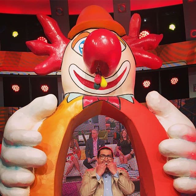 Mucho miedo: Alex ya se prepara para que lo cargue el payaso.