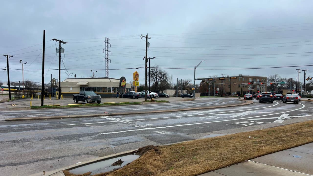 Según la investigación preliminar,
<b>los agentes hallaron a Marcos Villanueva, un joven de 17 años, gravemente herido por un disparo dentro del establecimiento</b>. A pesar de los esfuerzos de los servicios de emergencia,
<b>Villanueva falleció en el lugar</b>.