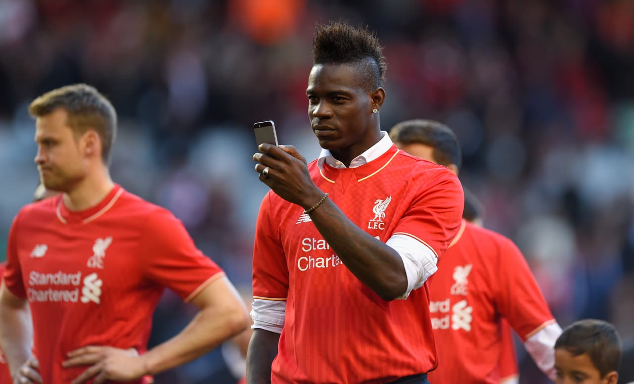 Bañan a Mario Balotelli con champagne