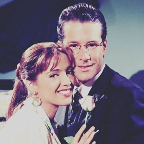 El domingo pasado el actor compartió esta postal en su cuenta de Instagram donde agregó: "Mi bella Adela, siempre vives y vivirás en mi corazón. Hasta pronto. Besitos y bendiciones infinitas. Agradecido siempre a mi adorada Carla Estrada, quien me trajo a Televisa en 1997".