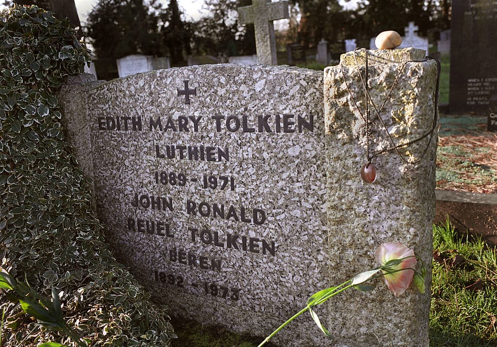 La tumba de Tolkien está grabada con "Beren" y la de su esposa con "Luthien", después de la historia de amor del hombre mortal y la doncella elfa inmortal.
