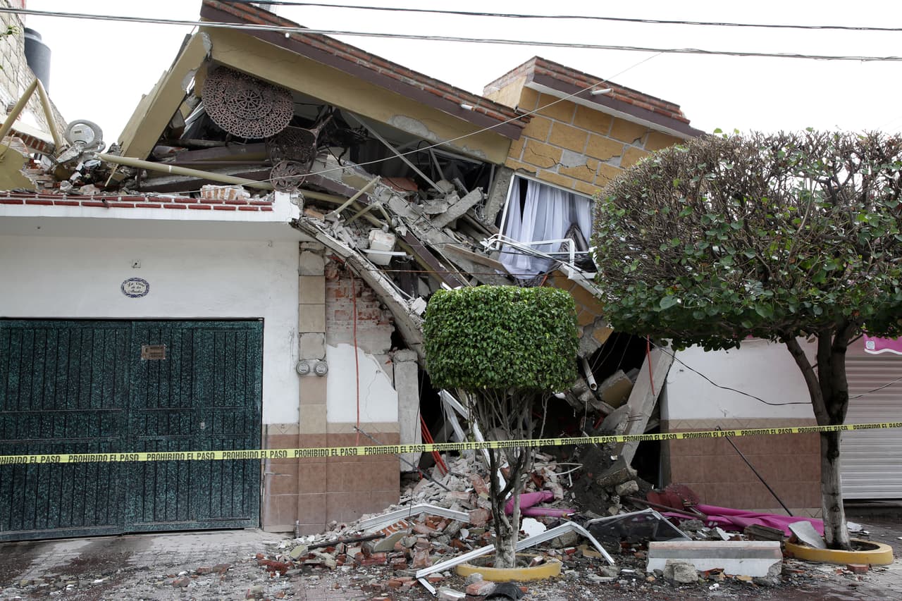 Allí, las viejas casas de adobe construidas el siglo pasado colapsaron bajo el peso de los techos de concreto levantados por los actuales propietarios.