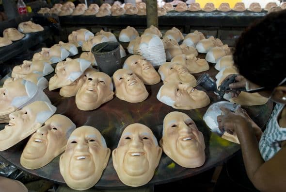 Las máscaras con el rostro de Francisco son otra prueba de su popularidad.