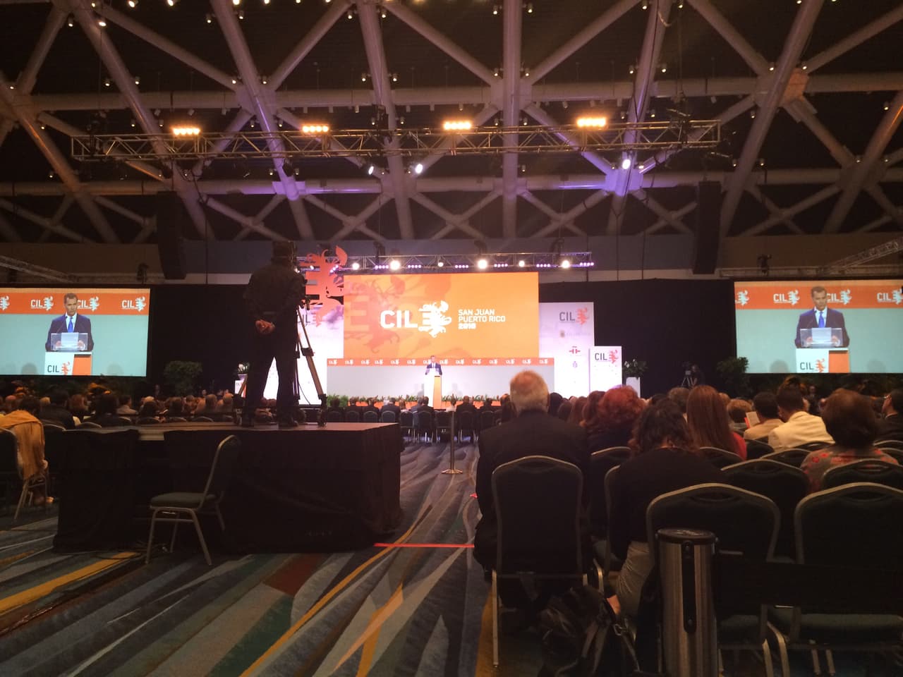 Rey de España y escritores inauguran congreso que discute el vigor mundial del español