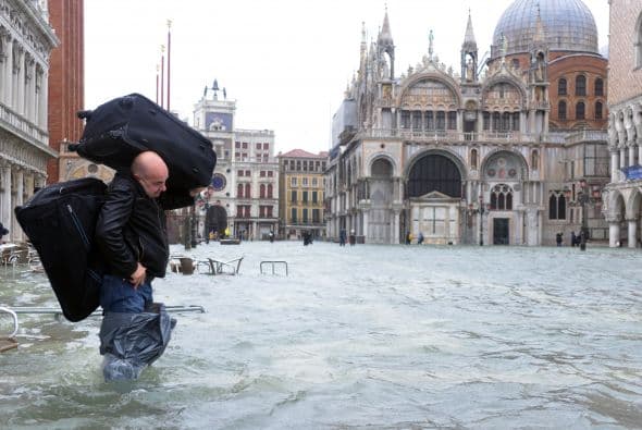 Las fuertes lluvias ya han provocado la muerte de un anciano en la provincia de Grosseto, en la región de la Toscana, donde se han llegado a desbordar varios ríos y torrentes.