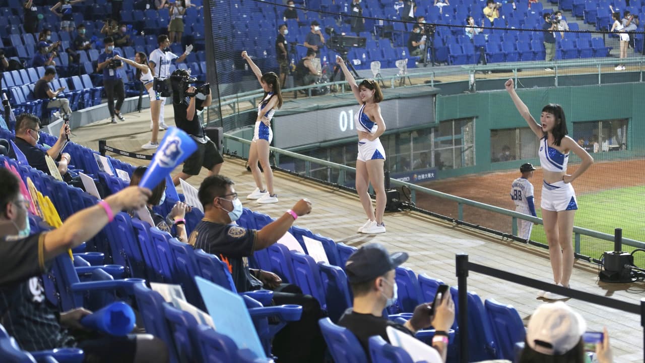 Los fanáticos regresan a los estadios en Taiwán