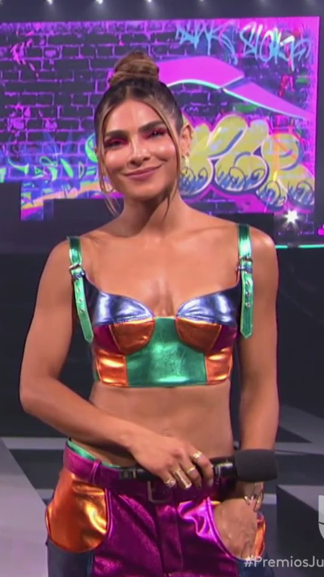 Ale presumió su abdomen al utilizar un pantalón a la cadera y un top, con un modelo también de Seyit Ares.