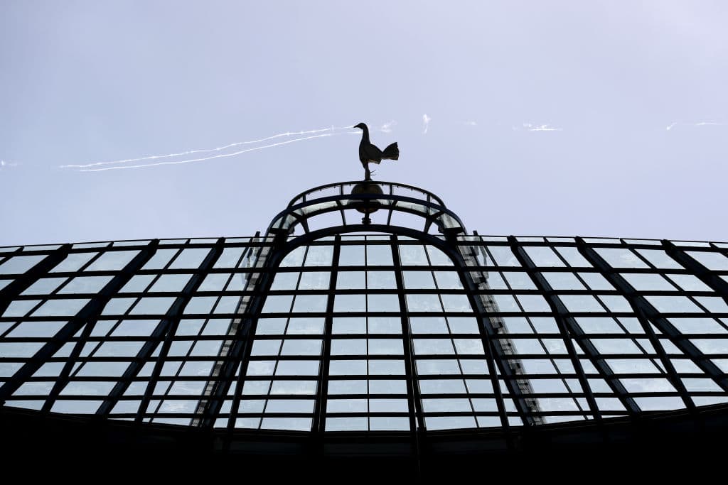 El tradicional gallo del Tottenham Hotspur en todo lo alto de la estructura del inmueble.