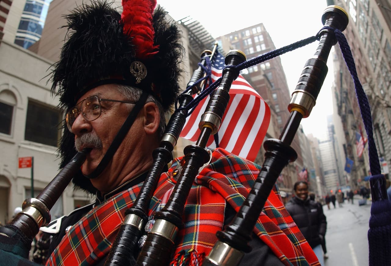 Escoceses celebraron su cultura desfilando en falda por Nueva York