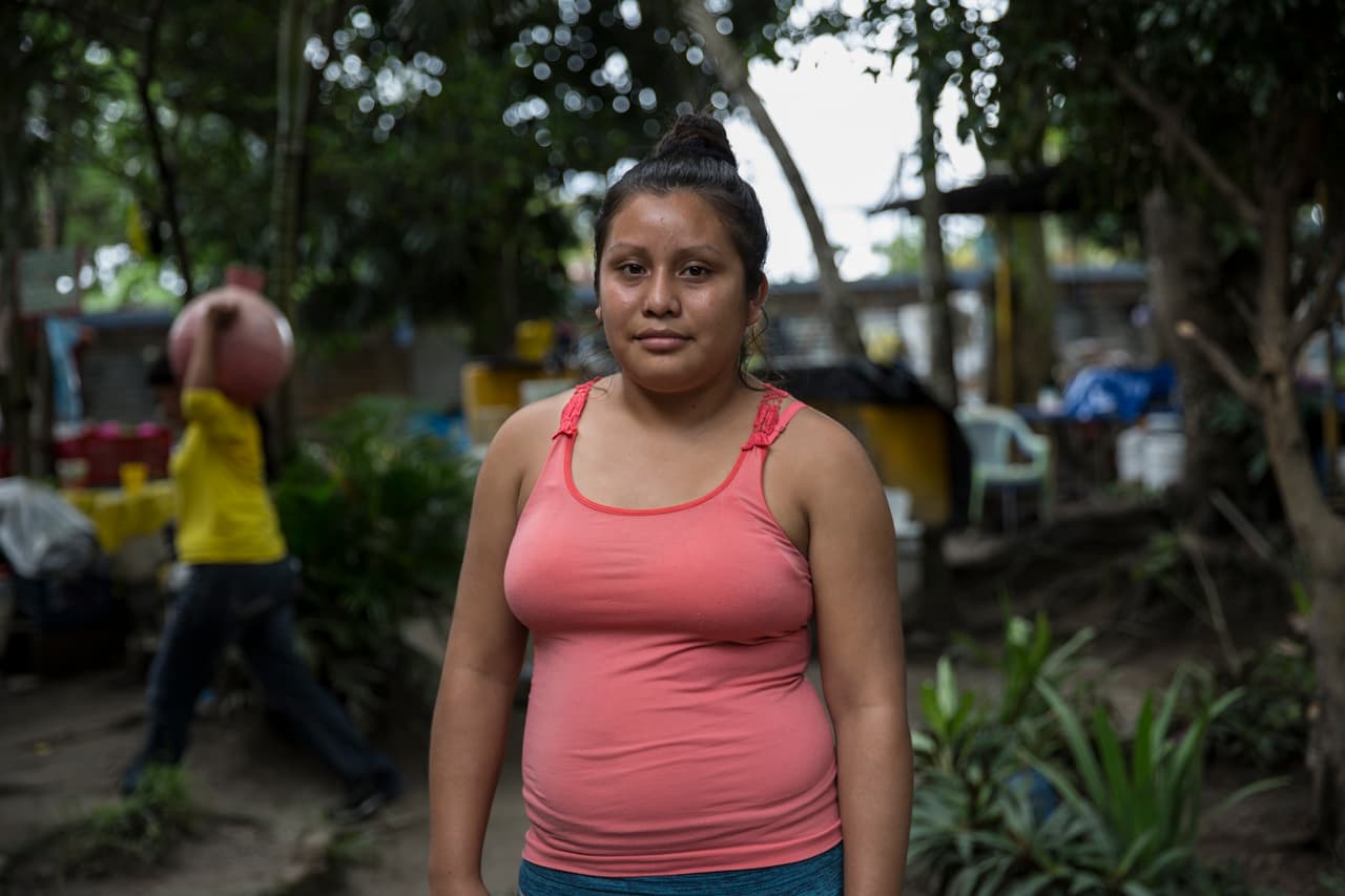 En julio de 2017, Evelyn Beatriz Hernandez Cruz, de 19 años, fue condenada a 30 años de prisión por homicidio agravado después de haber tenido un bebé sin vida. Hernandez Cruz dice que no sabía que estaba embarazada. En esta foto, posa para un retrato en la cárcel de mujeres de Ilopango en El Salvador, la única prisión para mujeres del país.