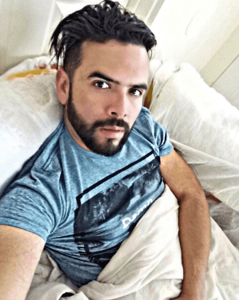 Mientras que Alex Villarreal, mejor conocido como "El Borrego", provenía de una agrupación de música norteño-texana.