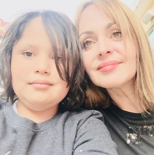 Pero este amargo episodio donde ella, su hijo y más familia se vieron afectados, no ha impedido que la actriz brinde todo lo necesario a su retoño de 10 años.
