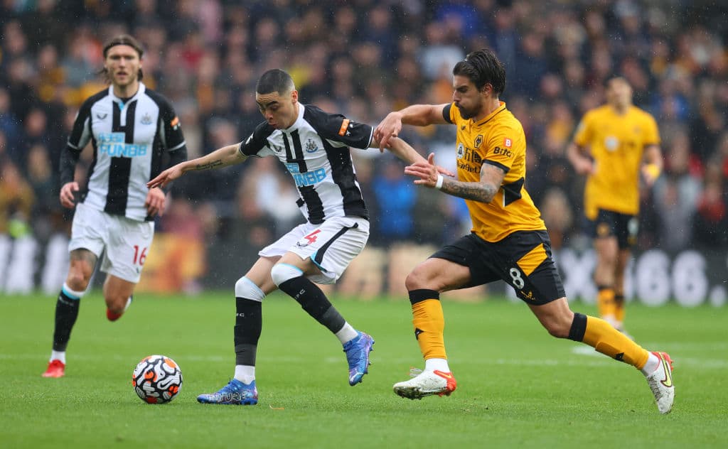 El delantero mexicano se lució con dos asistencias a su compañero Hee-Chan Hwang y el Wolverhampton vence 2-1 al Newcastle United.