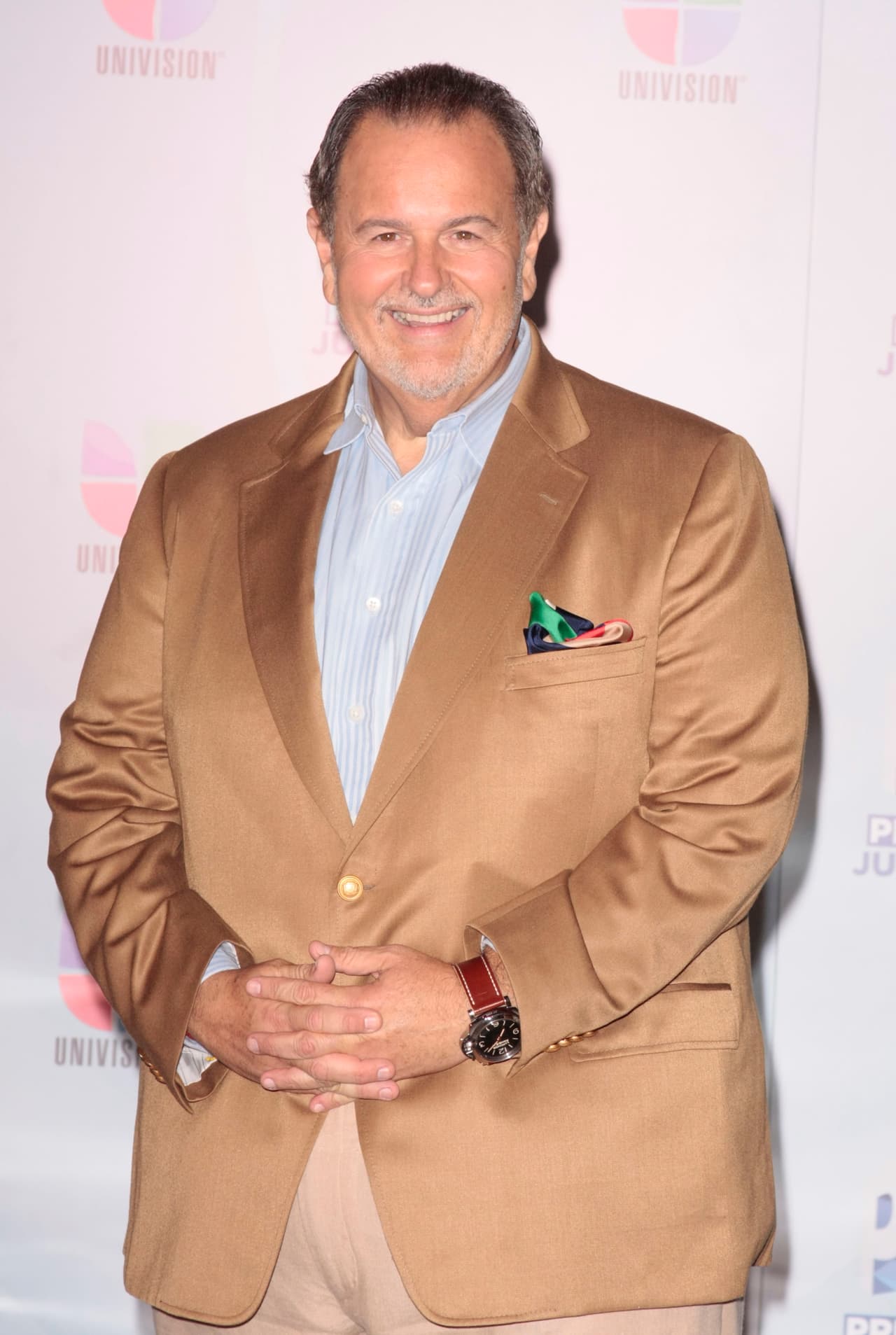 Para el a帽o 2012 us贸 un saco color caqui con un pa帽uelo como detalle.