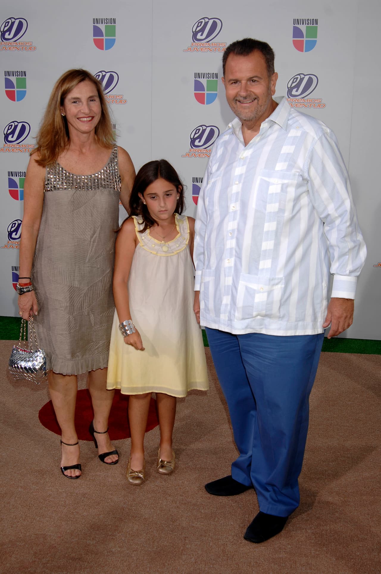 Pero claro, no lleg贸 solo. Ahora estaba acompa帽ado de sus dos bellas mujeres.