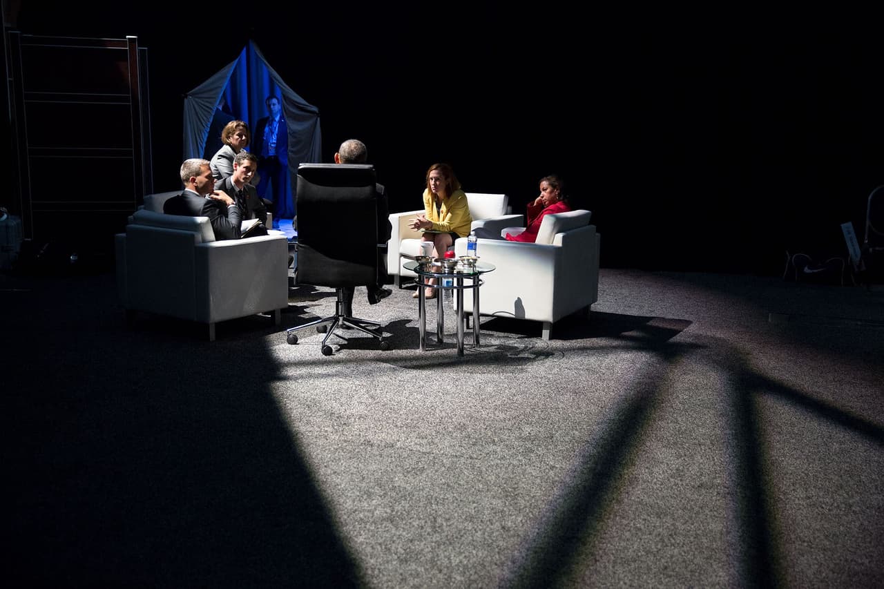 <b>1 de abril. </b>Esta foto fue tomada entre bastidores en el Centro de Convenciones Walter E. Washington, durante la cumbre de Seguridad Nuclear, mientras el presidente hablaba con sus asistentes antes de iniciar una conferencia de prensa.